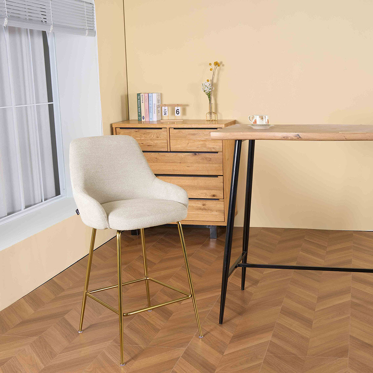 Banco Galicia Beige Pata Dorada En Desayunador Vista En Perspectiva