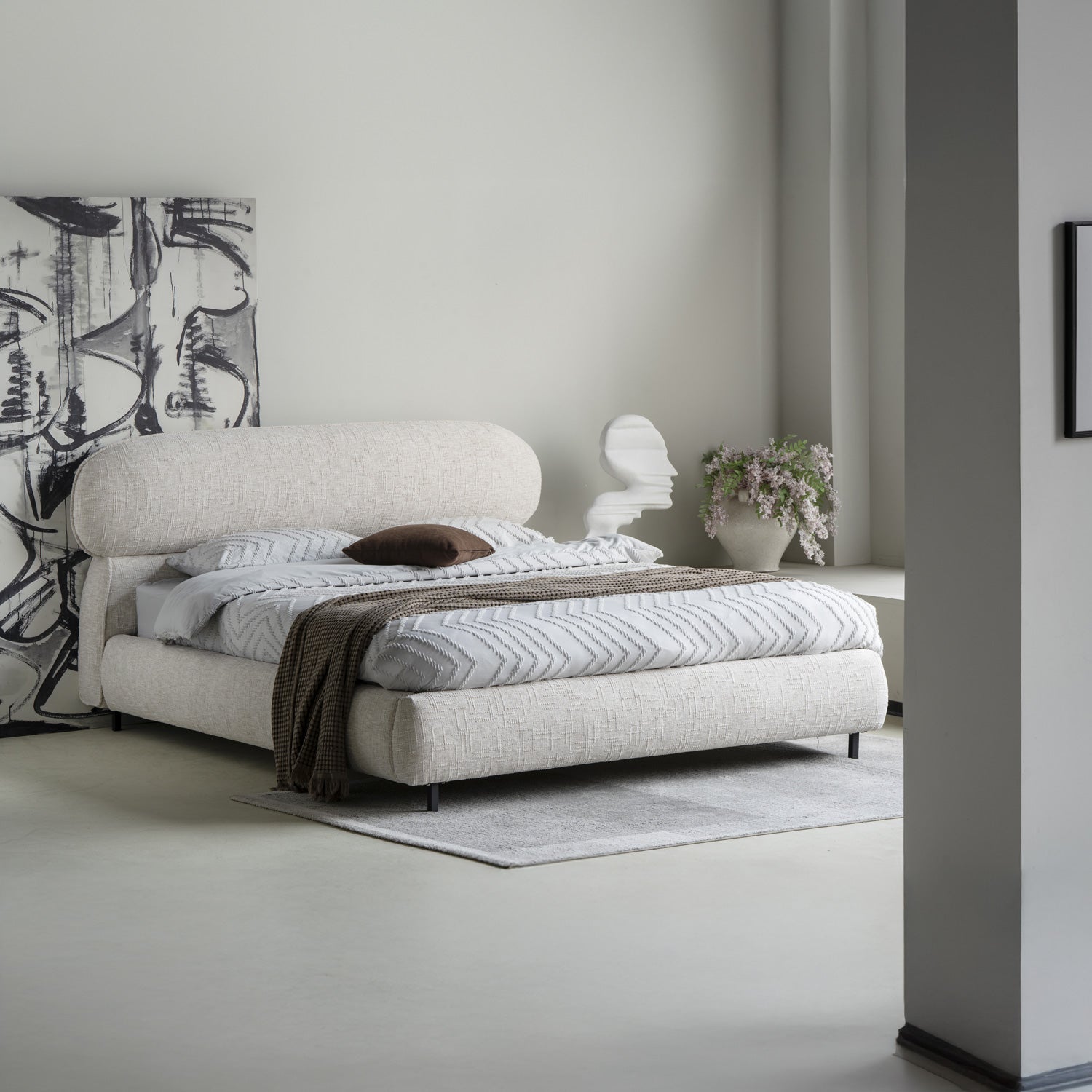 Cama Matrimonial Noruega Vista en Perspectiva dentro de un cuarto con arte detrás de la cama