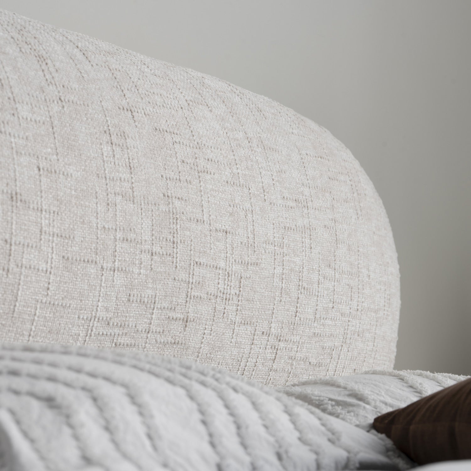 Cama Matrimonial Noruega Vista en detalle de la cabecera dentro de un cuarto 
