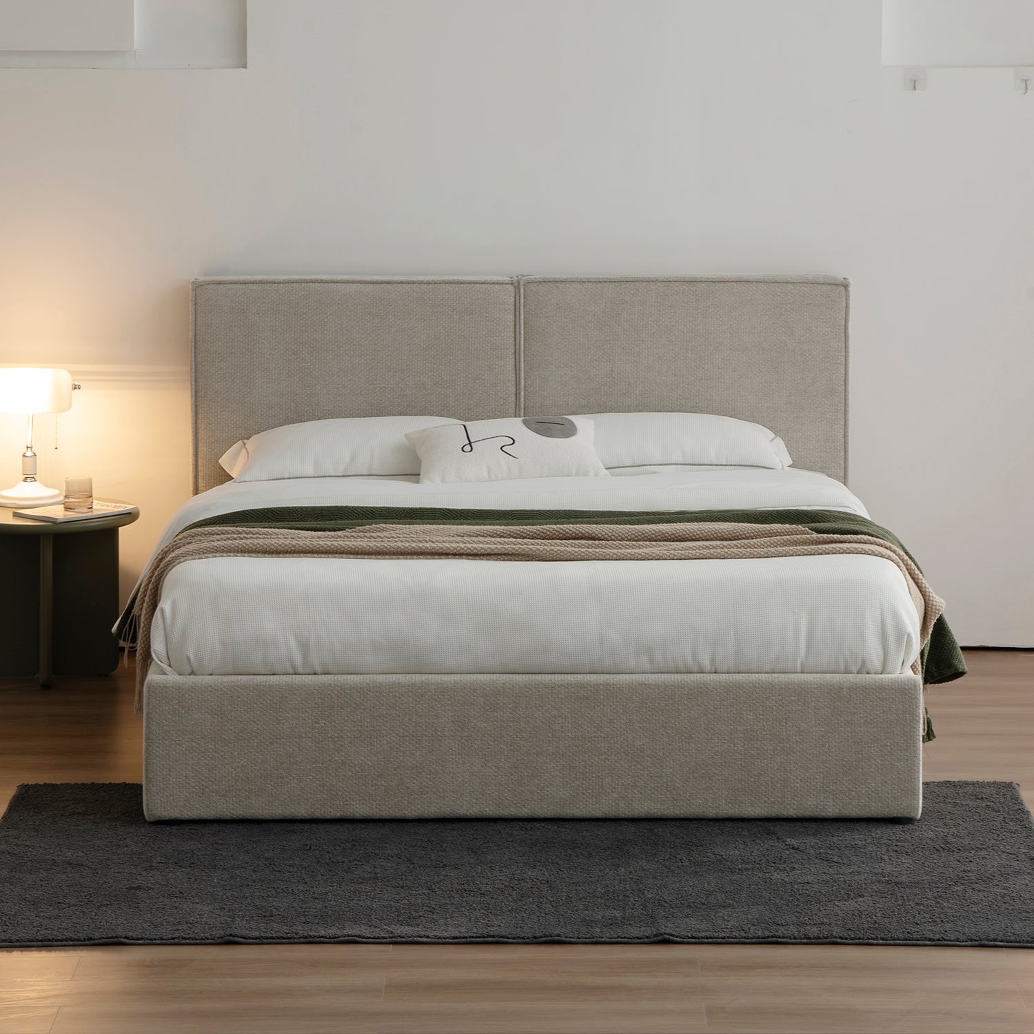 CAMA MADRID VISTA EN CUARTO DE MANERA DE FRONTAL CON MESA DE NOCHE A LADO