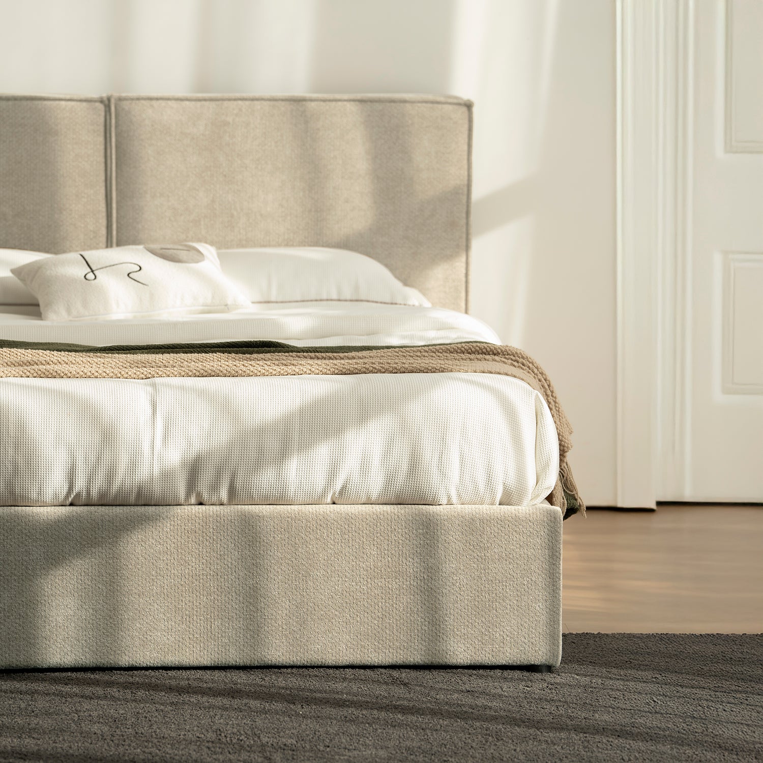 CAMA MADRID VISTA EN CUARTO DETALLE CERCANA 