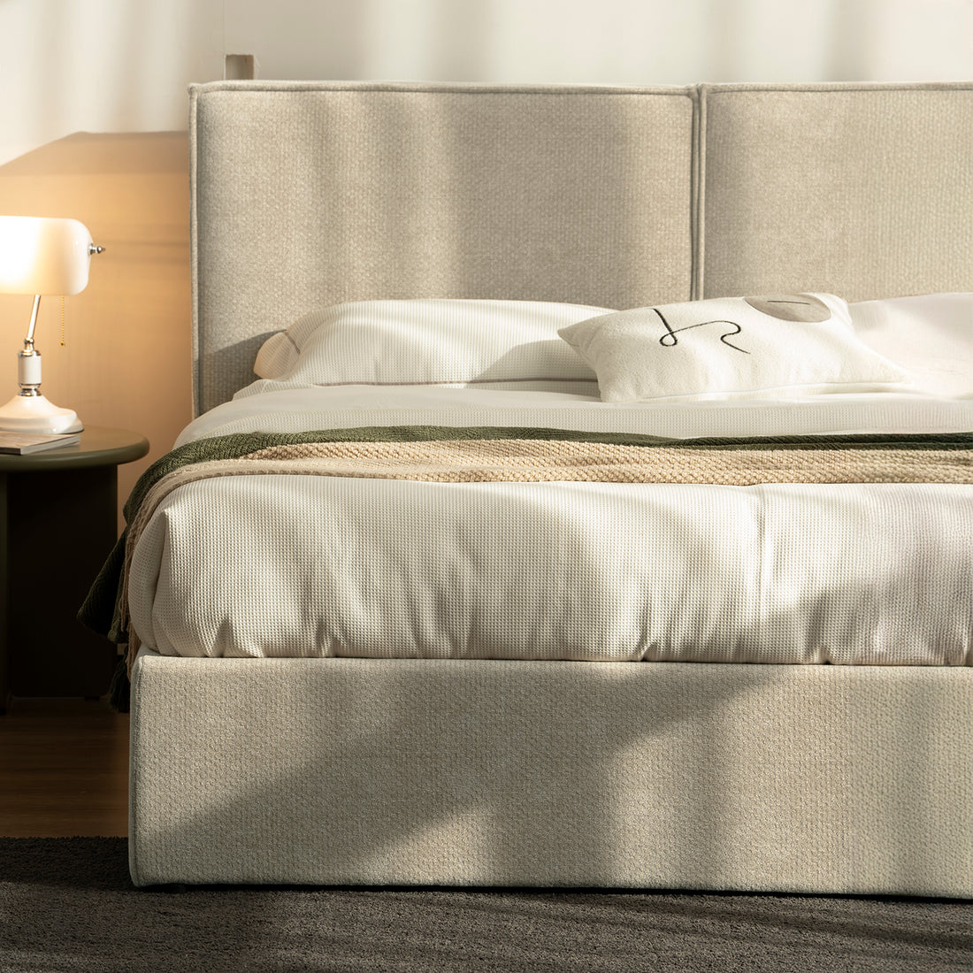Cama Madrid Matrimonial vista cercana de tres cuartos en cuarto de tarde con luz de noche