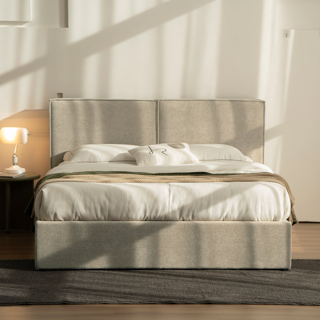 Cama Madrid Matrimonial vista general en un cuarto con mesa de noche