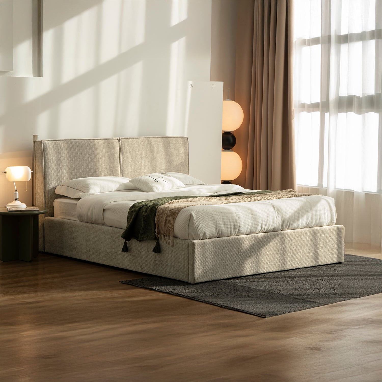 CAMA MADRID VISTA EN PERSPECTIVA EN UN CUARTO CON MESA LATERAL CON LUCES CALIDAS SOBRE UN TAPETE