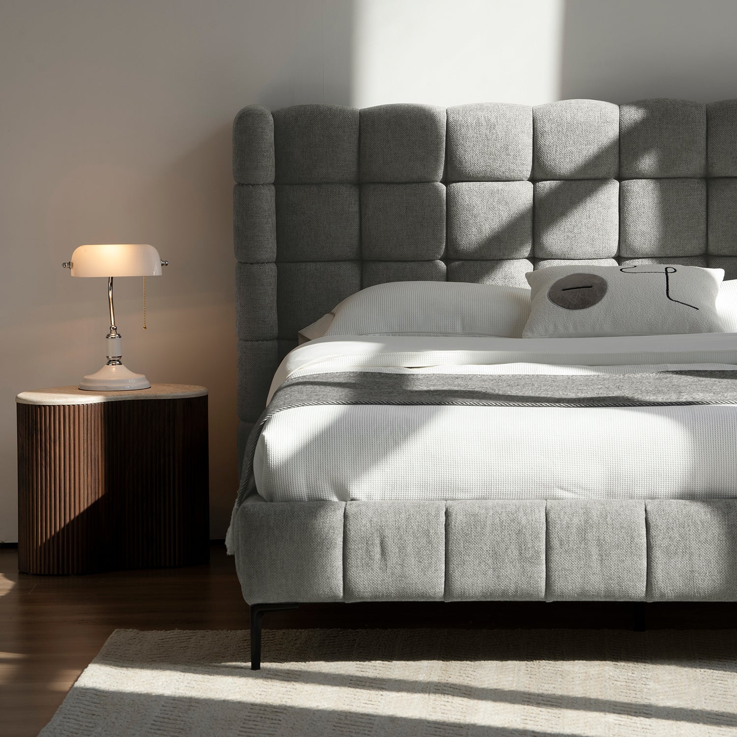 CAMA TOLEDO VISTA EN CUARTO CON MESA LATERAL