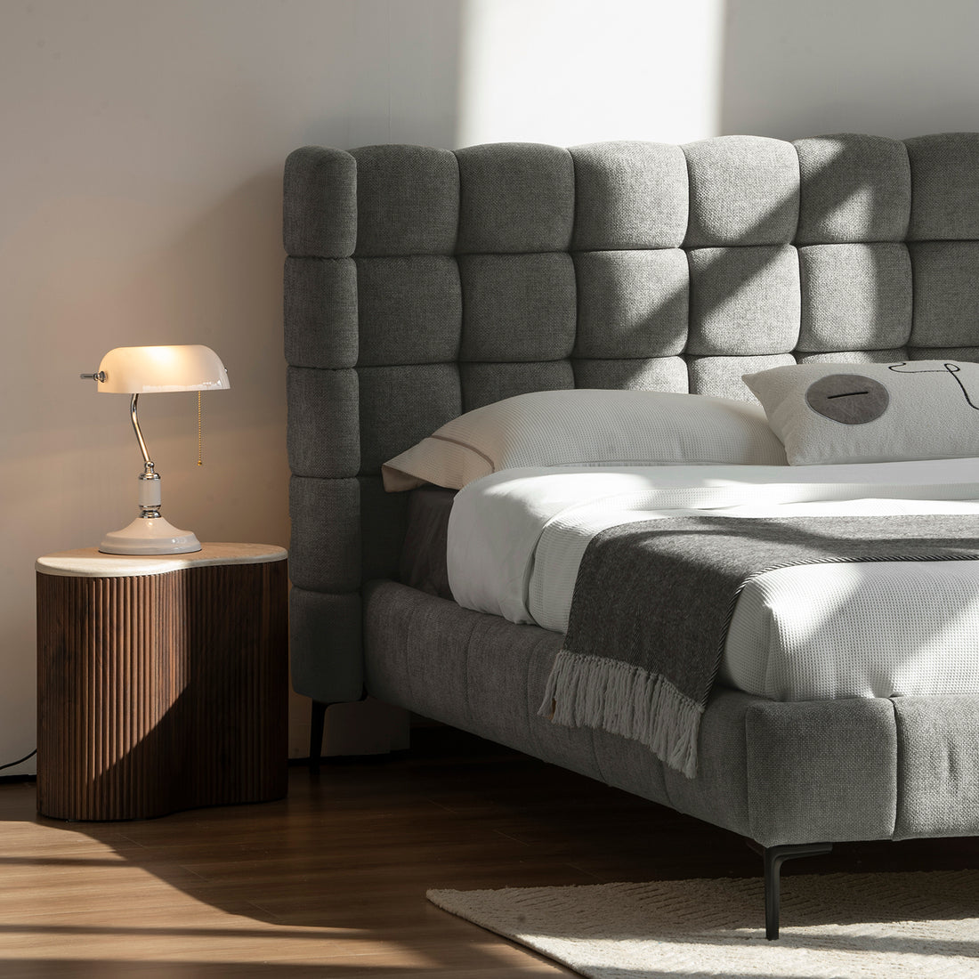 Cama Toledo Queen Gris Vista en Perspectiva Media con Mesa de Centro