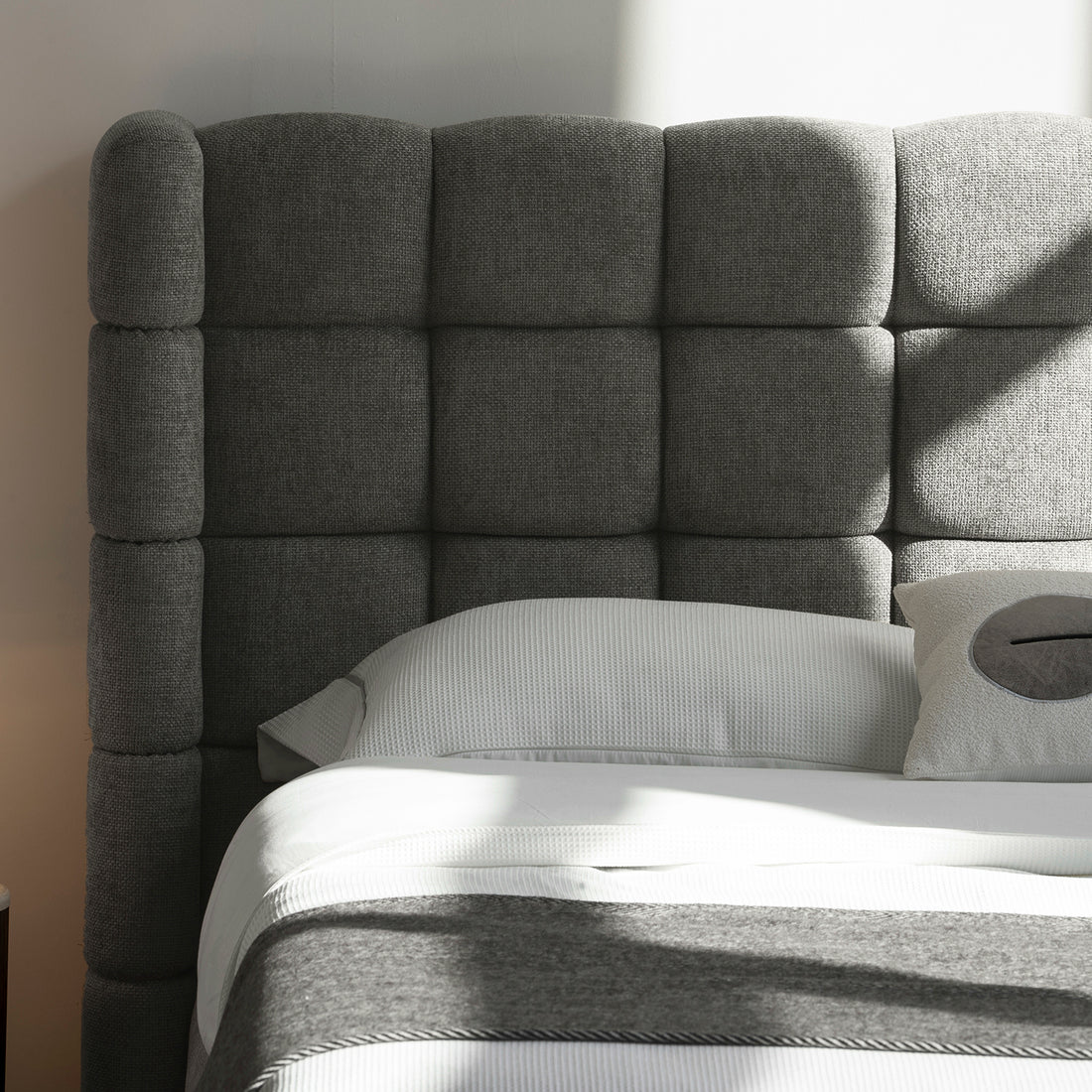 Cama Toledo Queen Gris Vista de Detalle de la Base de la Cabecera en Cuarto