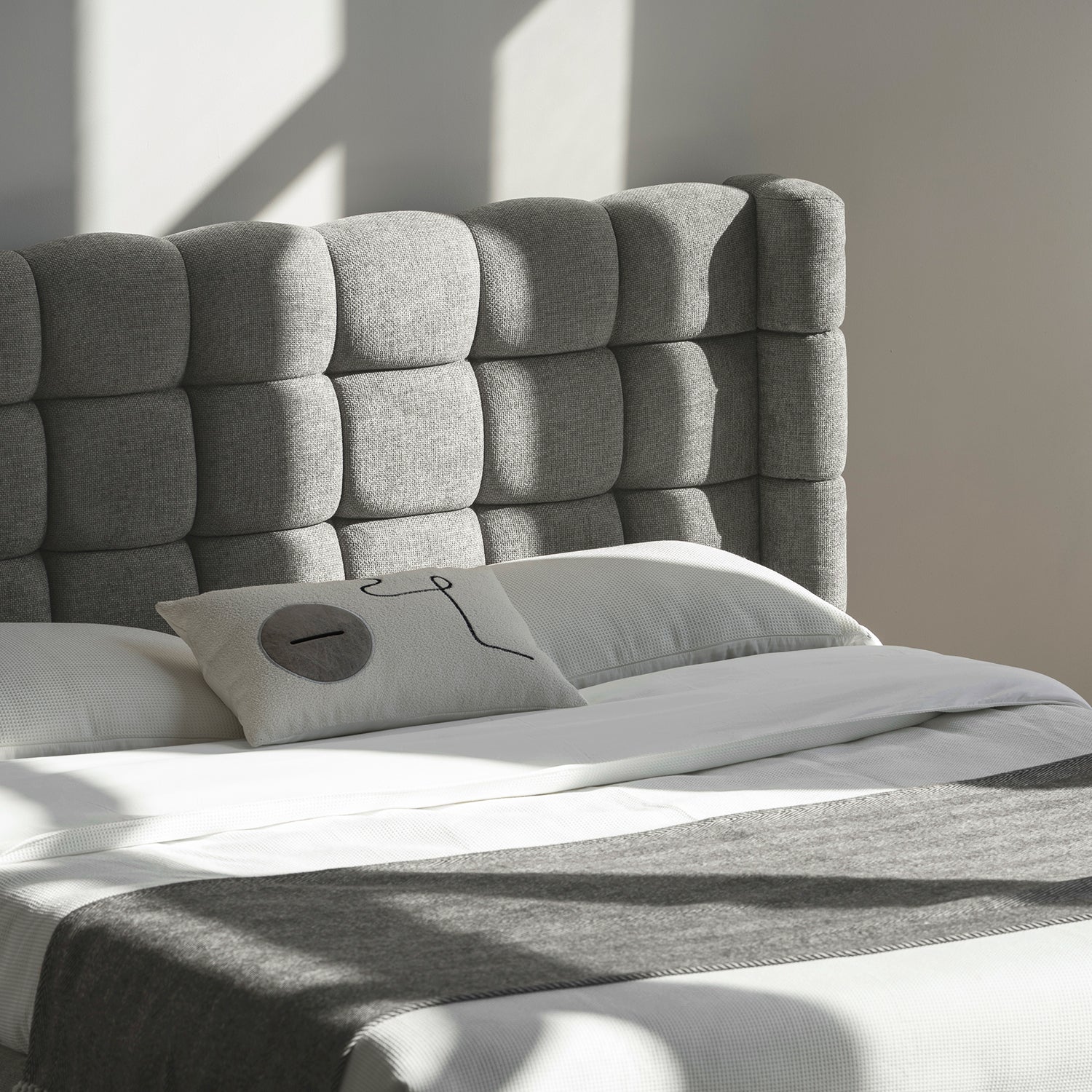 CAMA TOLEDO VISTA EN PERSPECTIVA EN DETALLE DE LA BASE EN CUARTO
