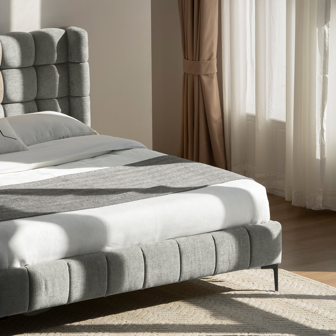 Cama Toledo Queen Gris Vista General en Perspectiva del Cuarto
