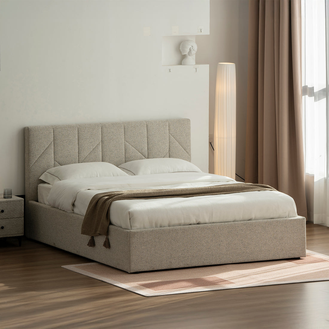 Foto Lifestyle de la cama Alicante vista lateral en una habitación sobre un tapete