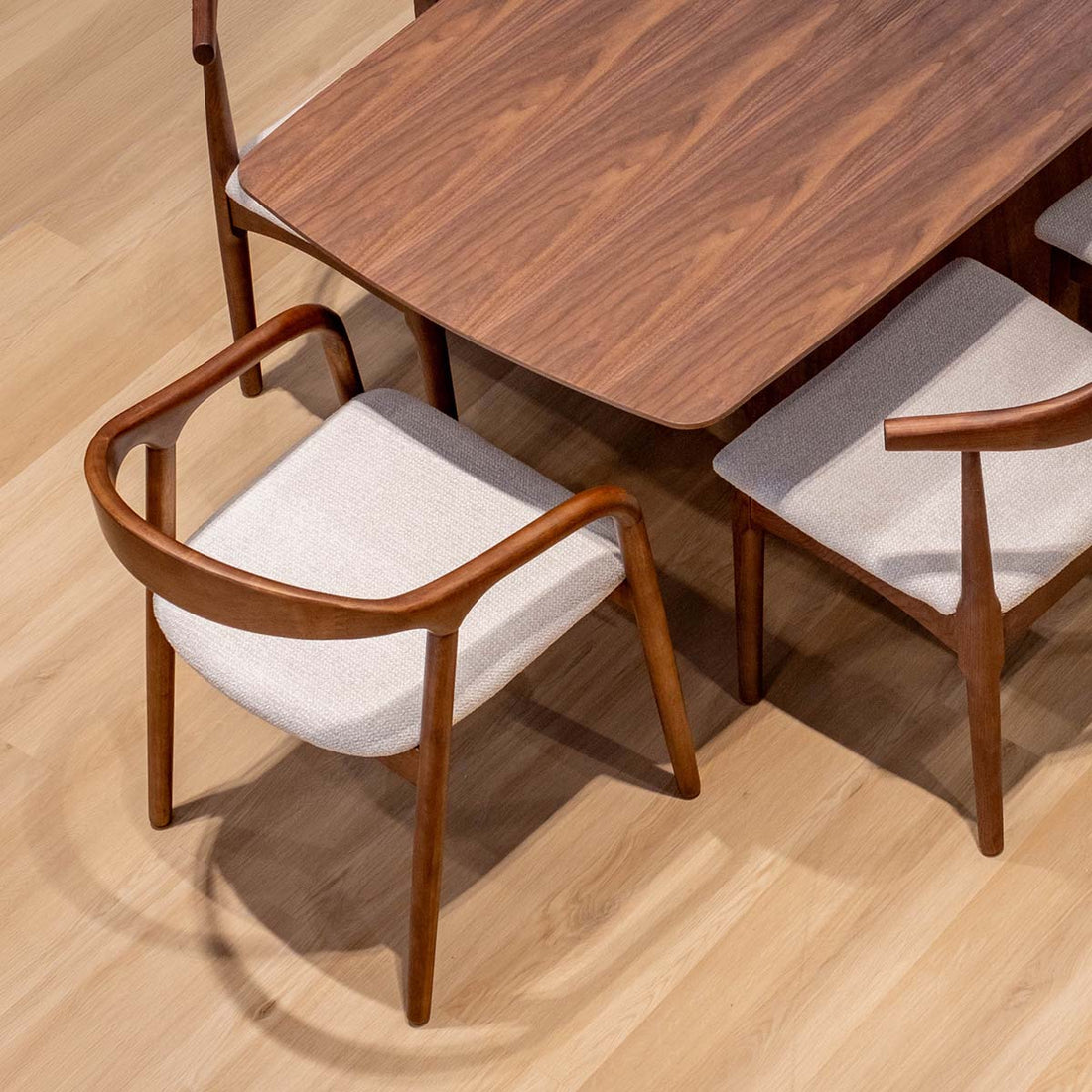 Silla Gijón Nogal Beige en comedor, foto ambientada