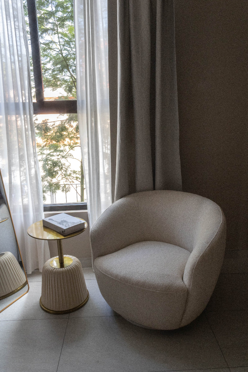 Sillón Giratorio Biarritz Beige Vista en Perspectiva en habitación, foto ambientada