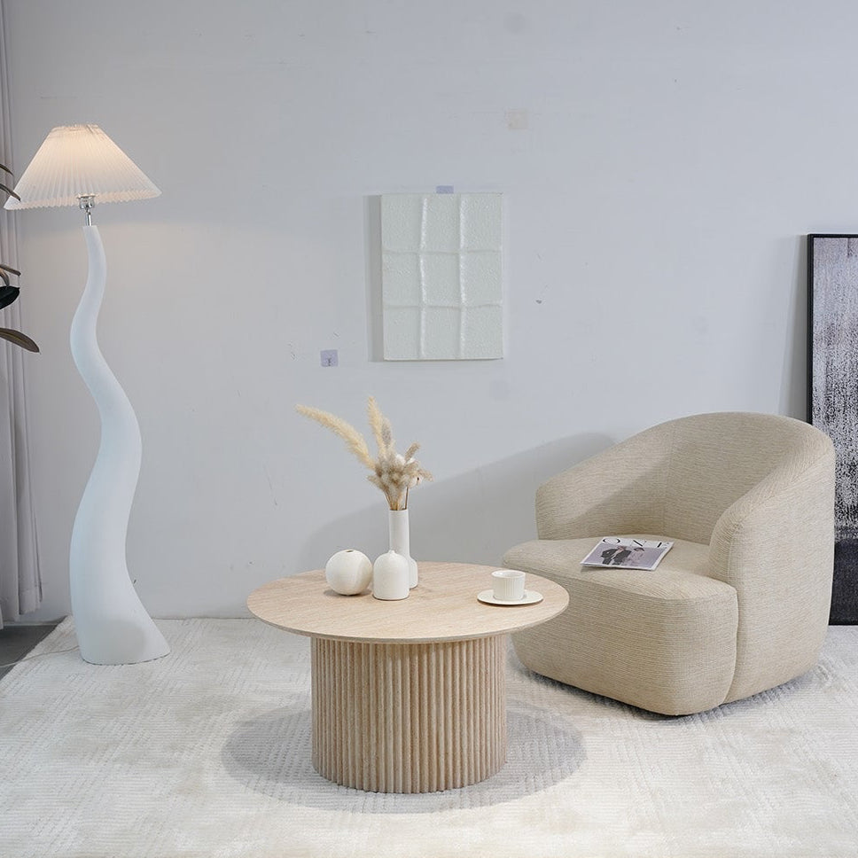 Mesa de Centro Oporto Vista en cuarto lifestyle con cuarto claro, lámpara con curvas, sillón individual