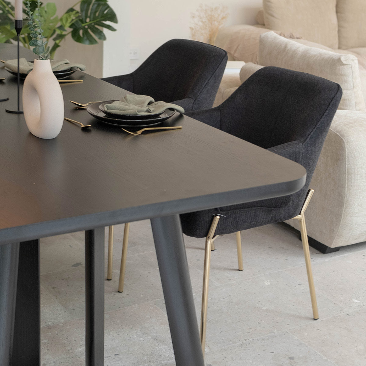 Mesa de comedor Jaipur negra con Silla Toronto negra con patas doradas