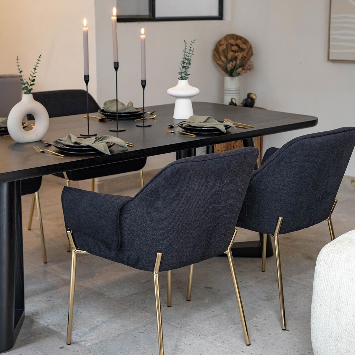 Mesa de comedor Jaipur negra con vista trasera de la Silla Toronto negra con patas doradas