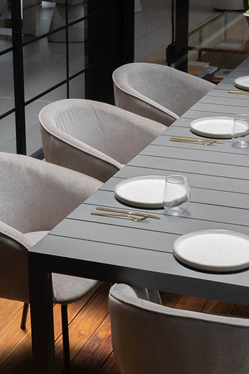 Sillas Miami gris vista lateral en un comedor en terraza