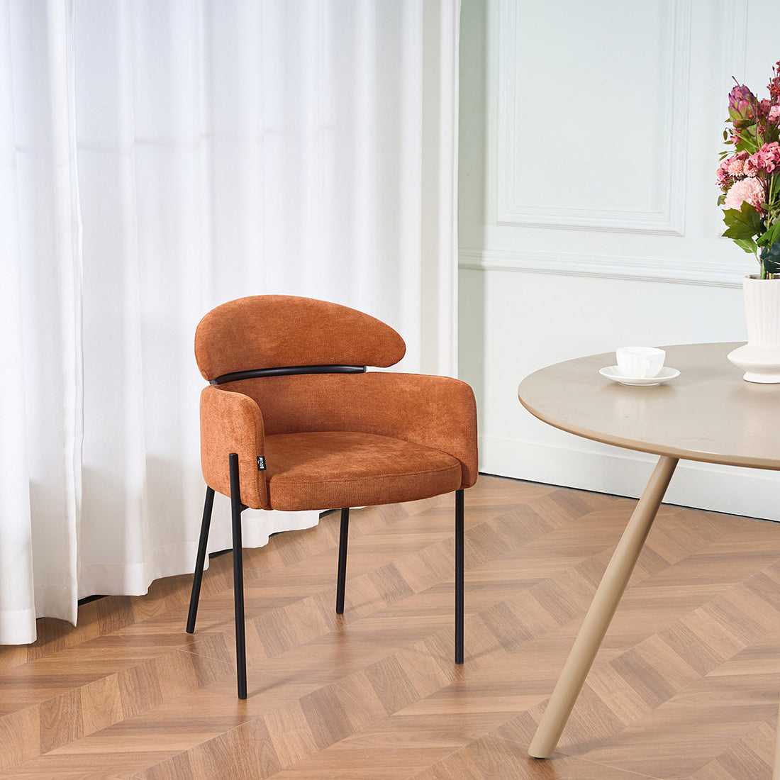 Silla Padua Naranja en comedor, foto ambientada