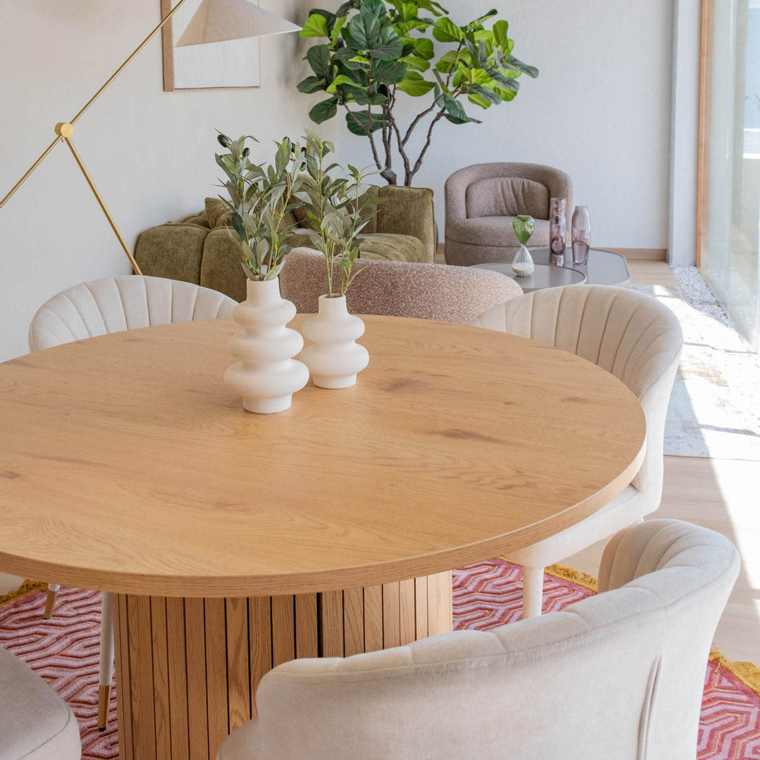 Mesa de Comedor Shangai con Silla Copenhague, foto ambientada
