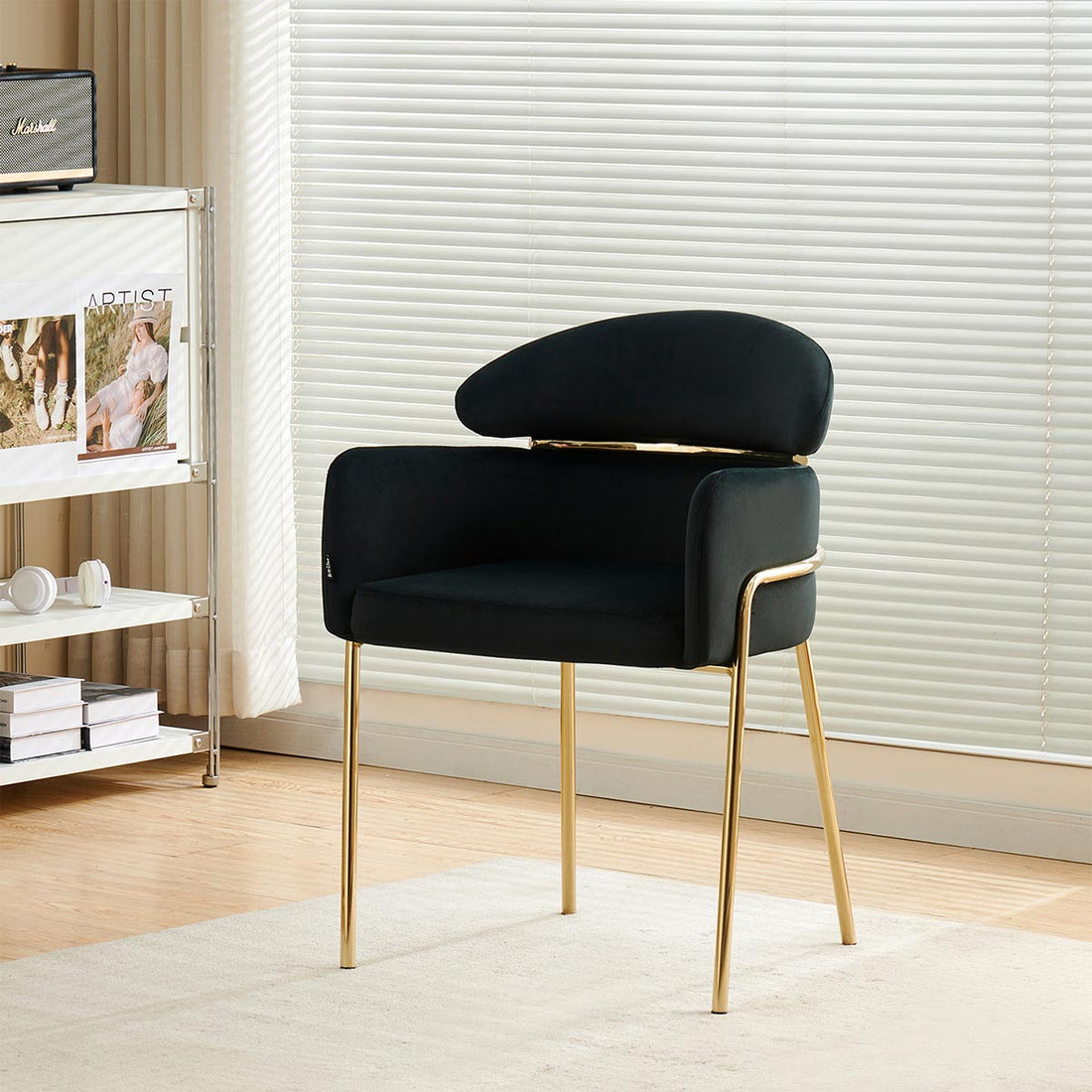 Silla Corey Negro en comedor con Mesa Zadar, foto ambientada