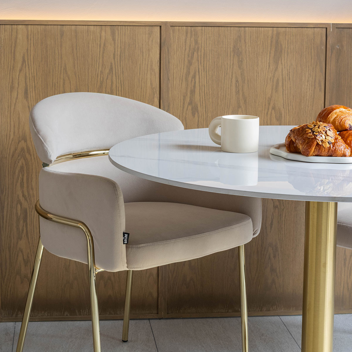 Silla Corey Taupé en perspectiva con mesa zadar