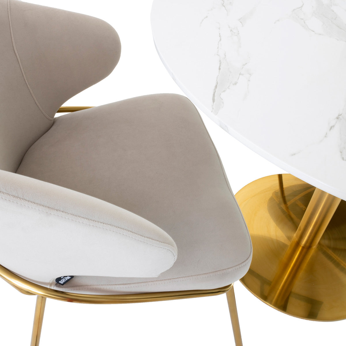 Acercamiento de la silla Palma con mesa Zadar sobre fondo blanco