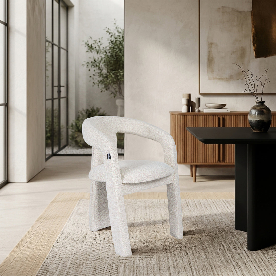 Silla Luca Beige en comedor color negro en cuarto gris