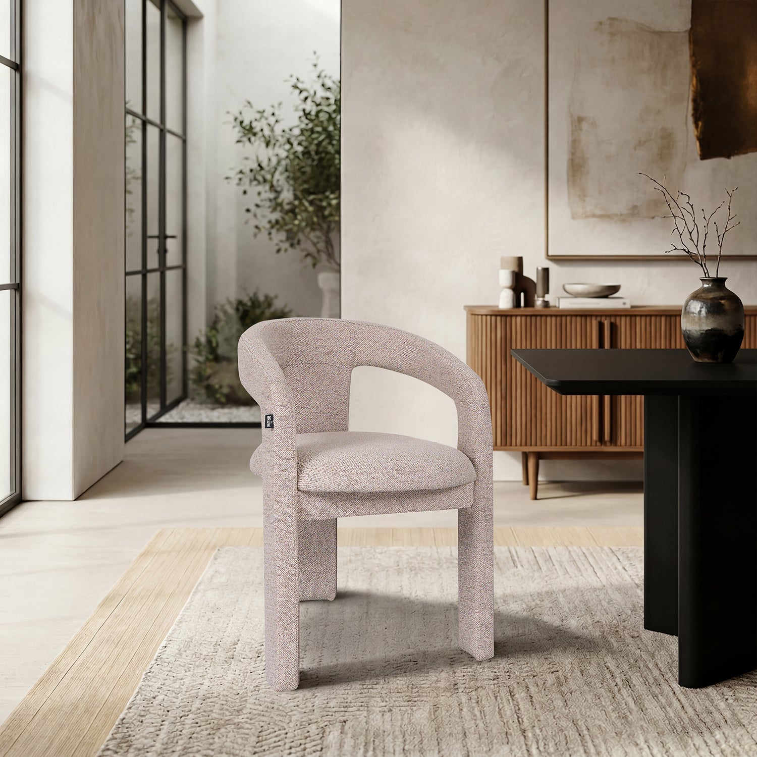 Silla Luca Beige en comedor color negro en cuarto gris