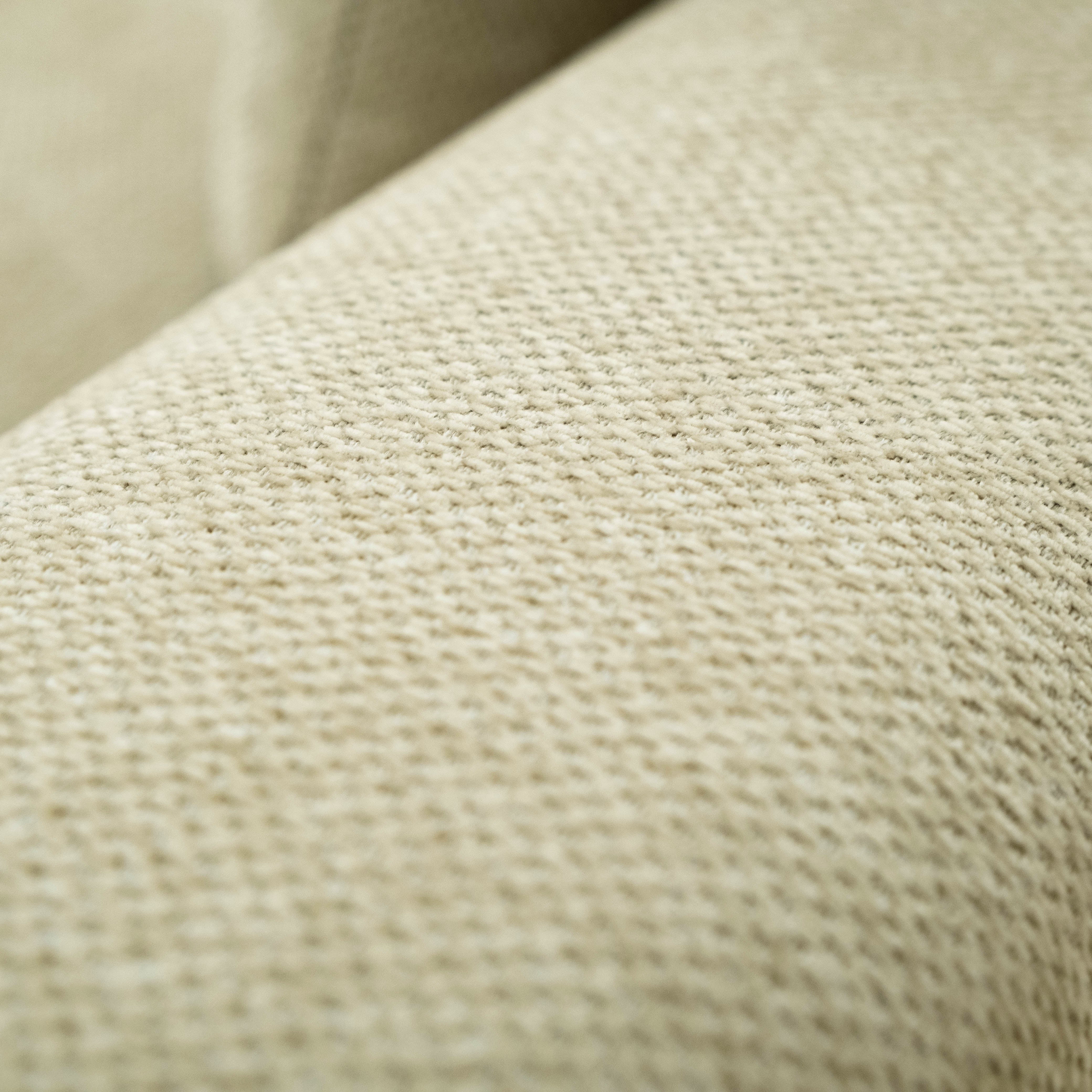 SOFÁ CORACIAA BEIGE DER VISTA EN ZOOM DEL REPOSA BRAZOS