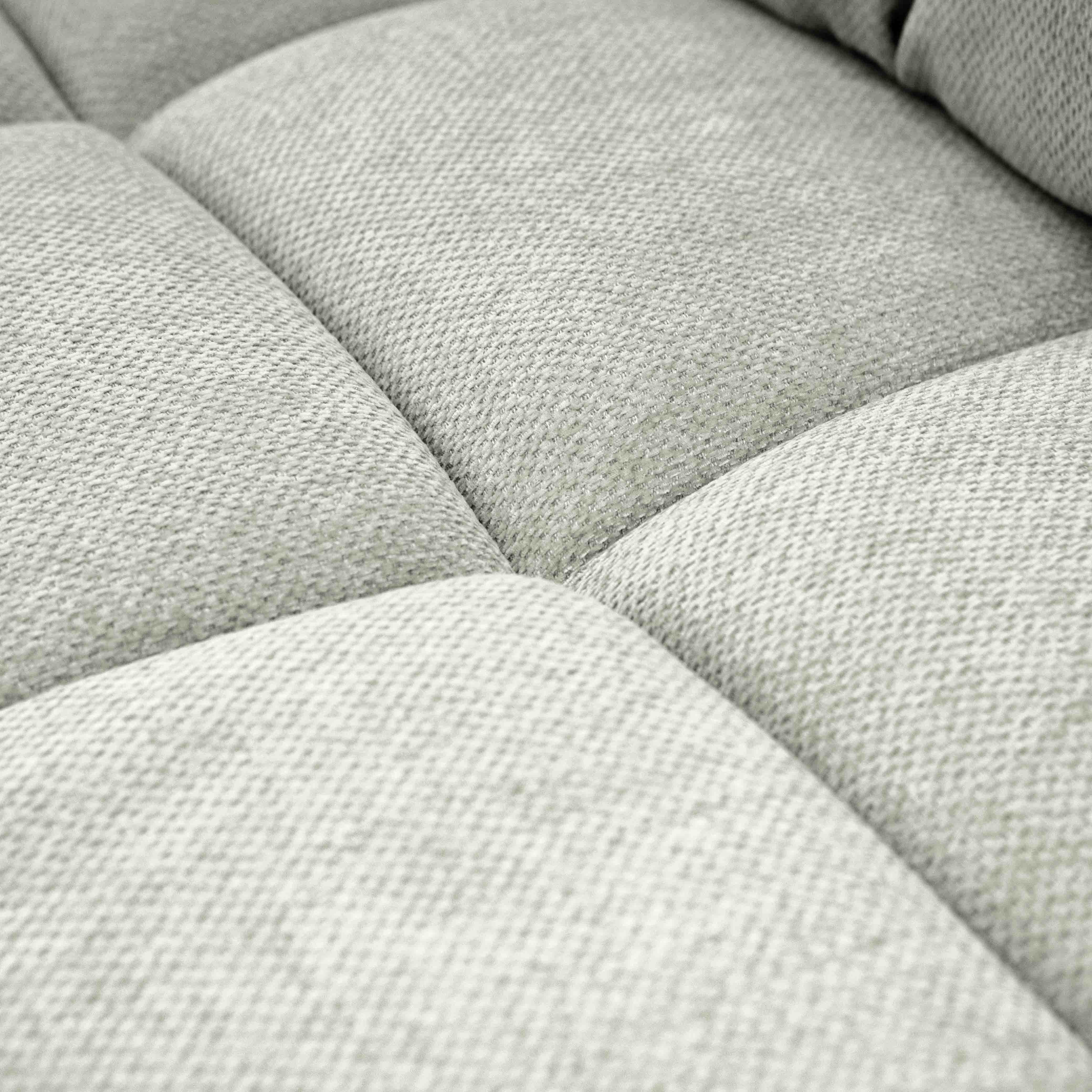 SOFÁ CORACIAA GRIS IZQ VISTA EN ZOOM DEL ASIENTO 