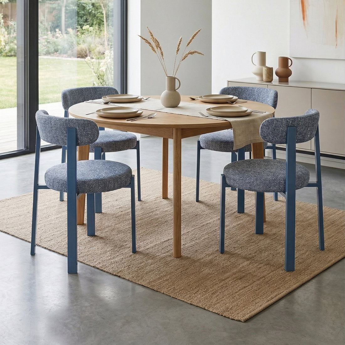 Silla Florida Azul Vista en Comedor con Ventanal de Fondo con Iluminación Clara 
