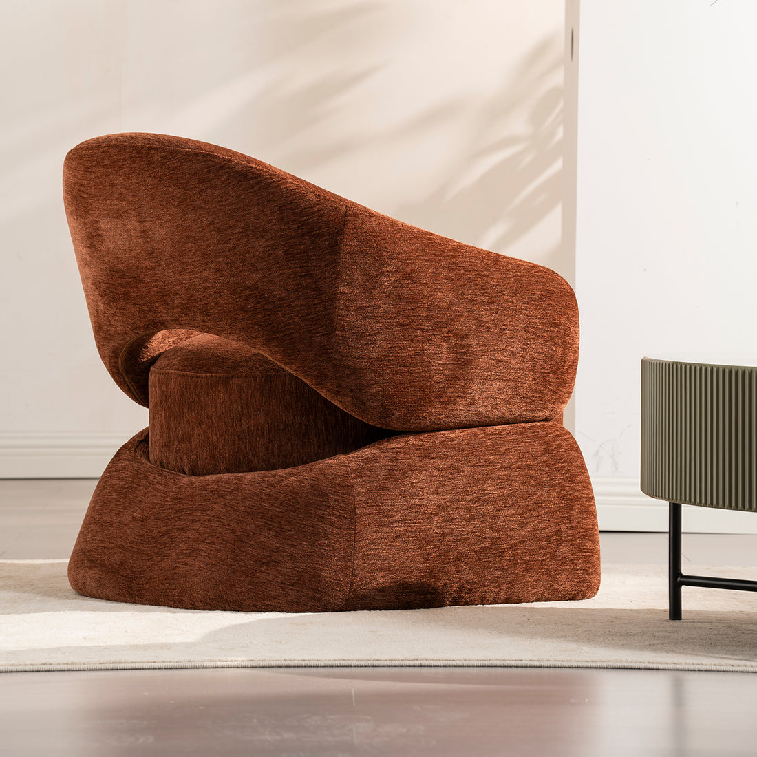 Sillón Hamburgo en cuarto beige, con pared blanca mesa de centro con vista en perspectiva