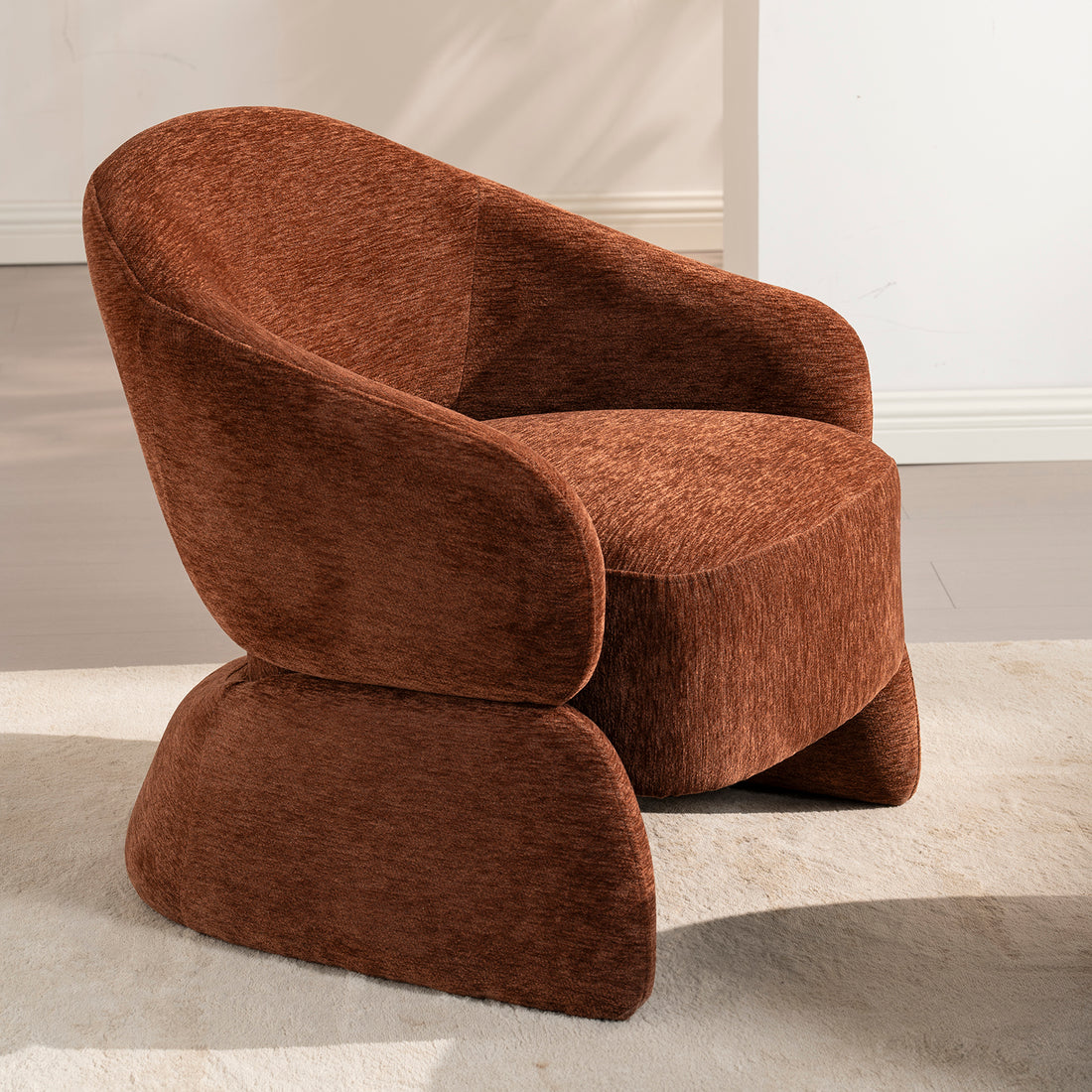 Sillón Hamburgo en cuarto beige, con pared blanca vista pronunciada en perspectiva sobre alfombra