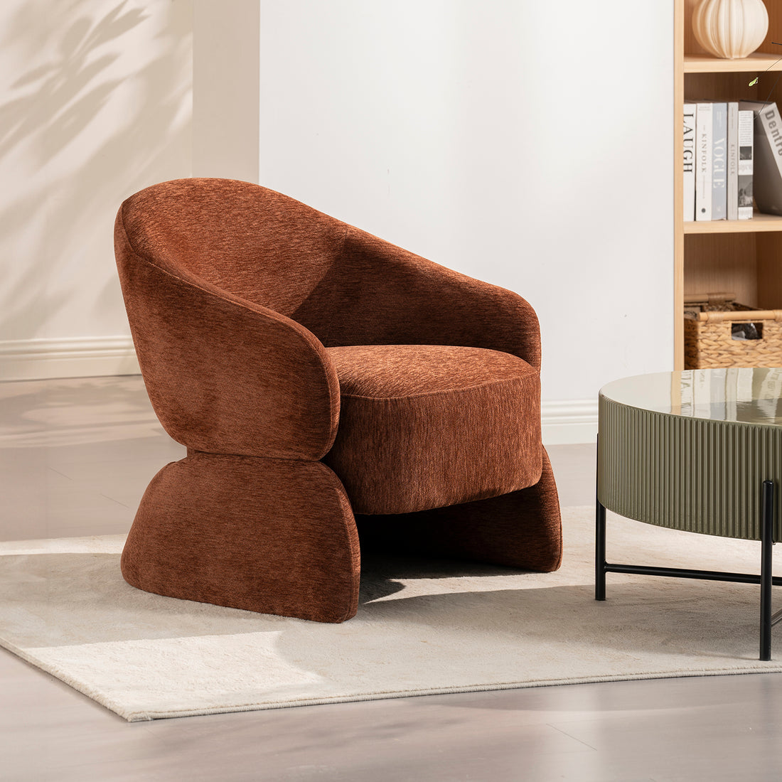 Sillón Hamburgo en cuarto beige, con pared blanca vista alejada en sala de estar con mesa de centro verde con cubierta cristalina