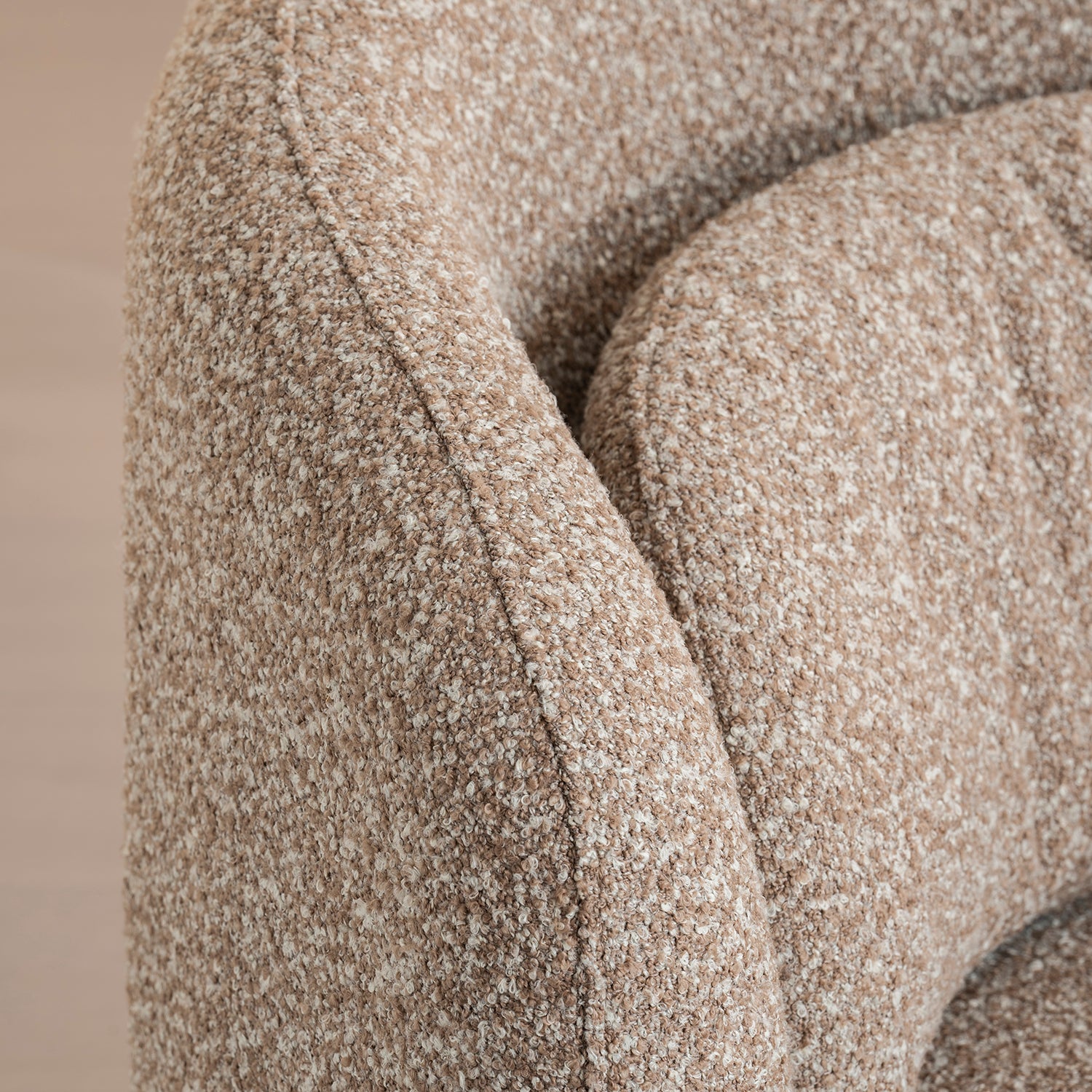 Sillón Victoria vista en detalle del reposa brazos dentro de un cuarto café 