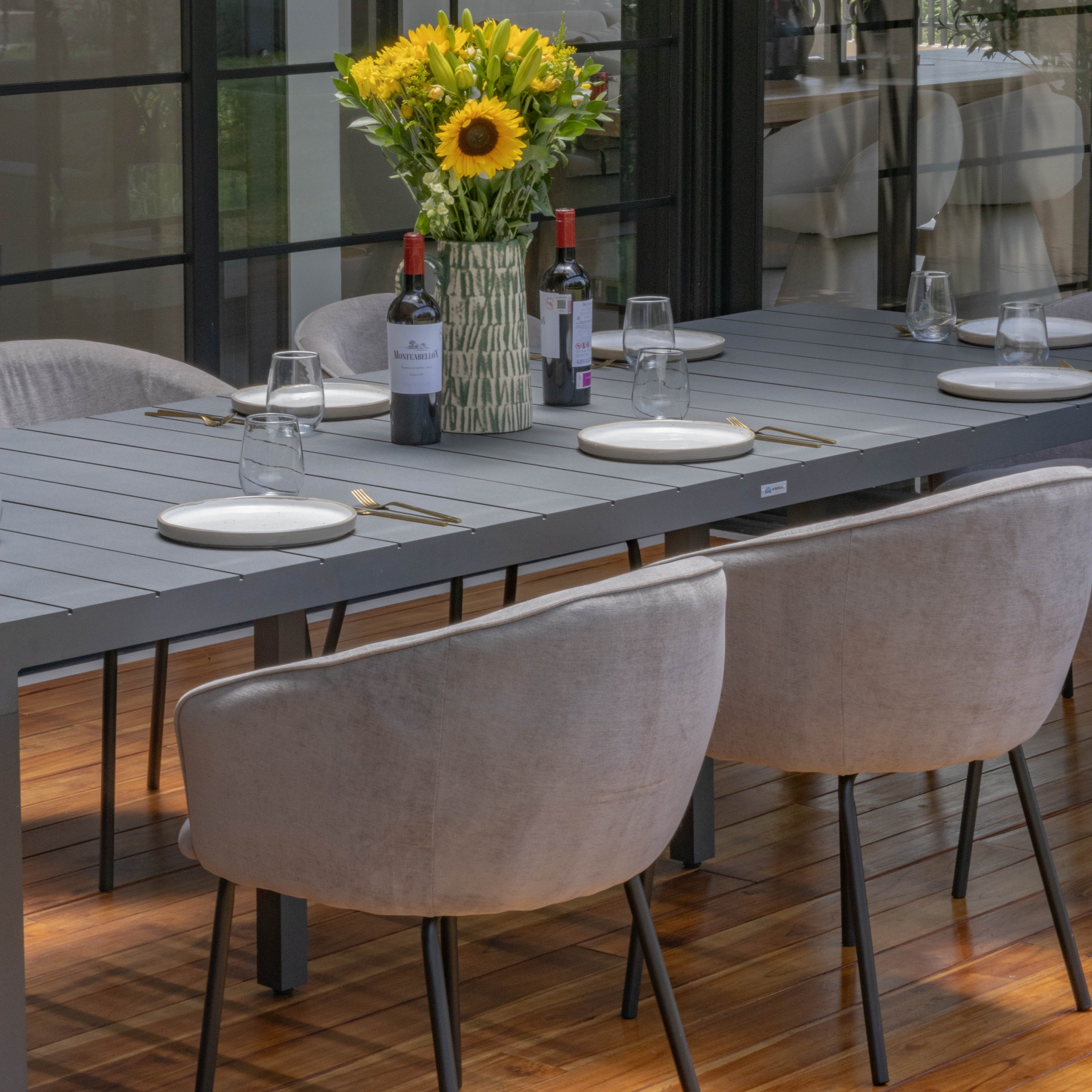 Video comedor con sillas Miami gris en terraza