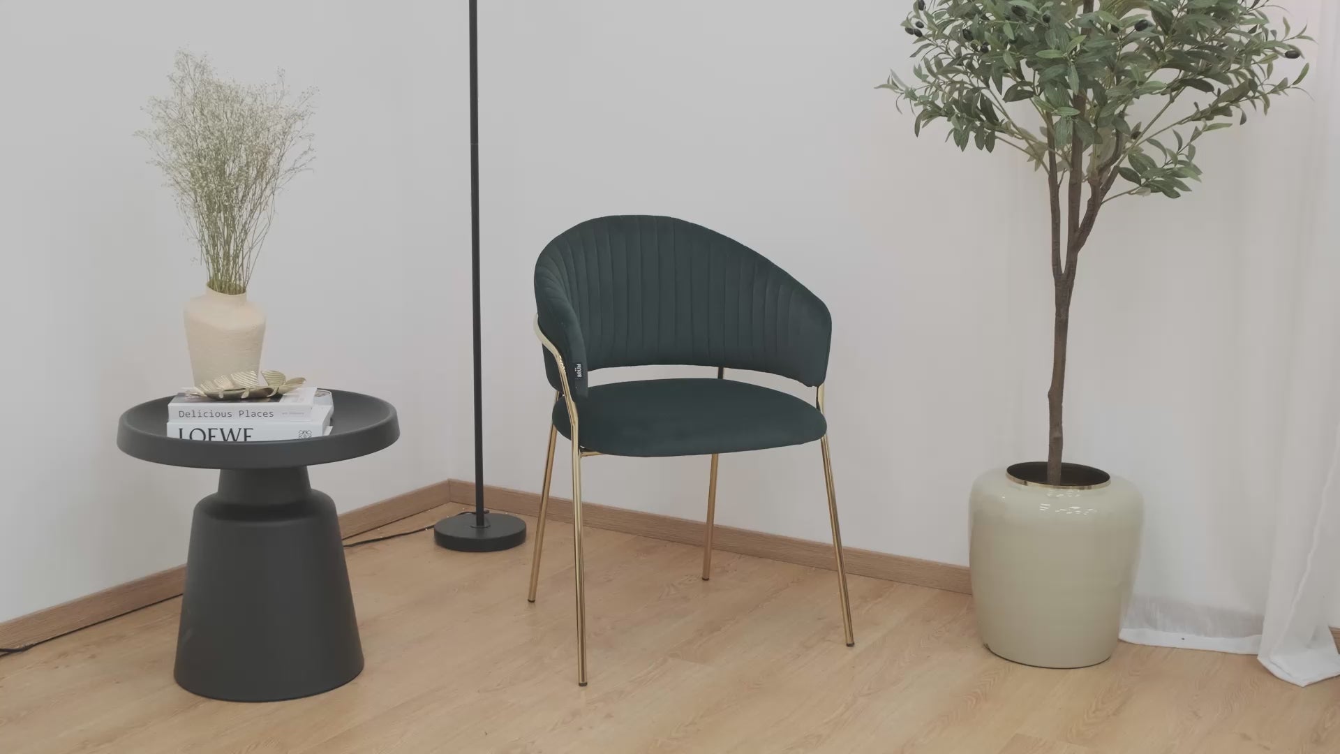 Montaje silla Bilbao verde en sala junto a mesa de centro Sintra negra