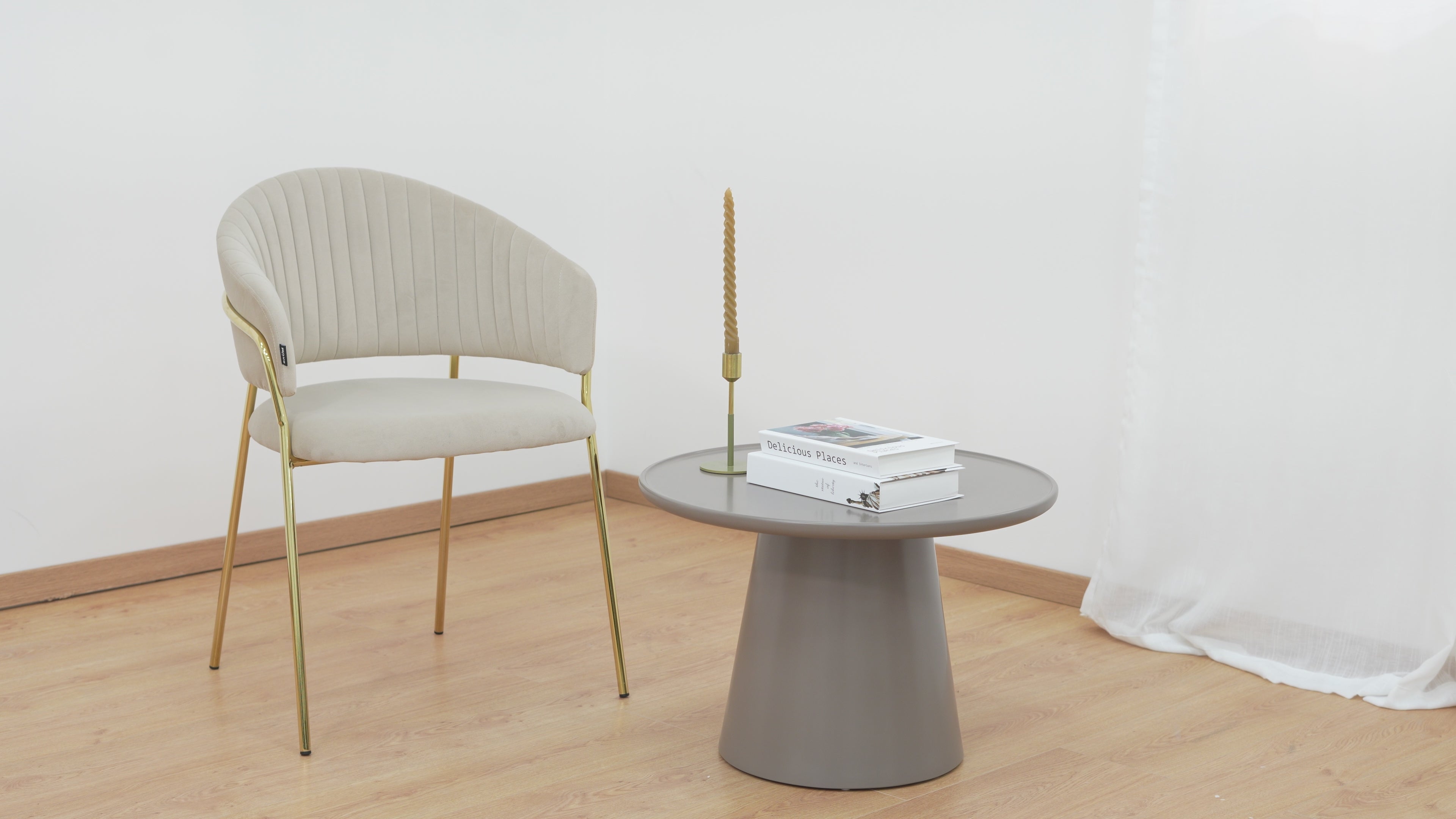 Montaje silla Bilbao marfil en sala junto a mesa de centro ginebra taupé